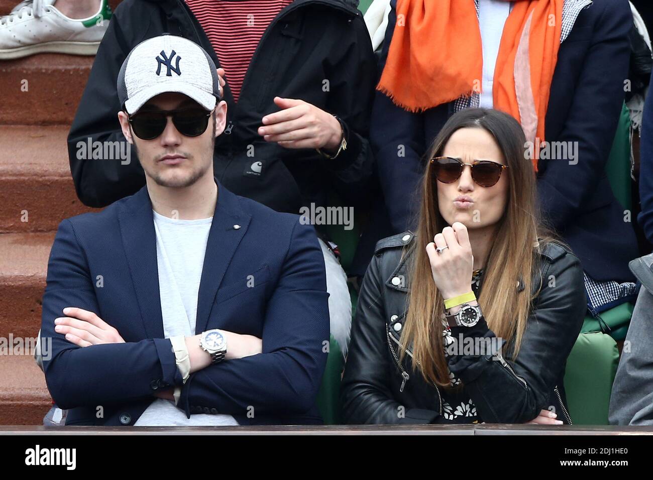 Louis Sarkozy et Capucine Anav dans le VIP Tribune lors de l'Open de tennis à l'arène Roland-Garros à Paris, France, le 1er juin 2016. Photo byABACAPRESS.COM Banque D'Images