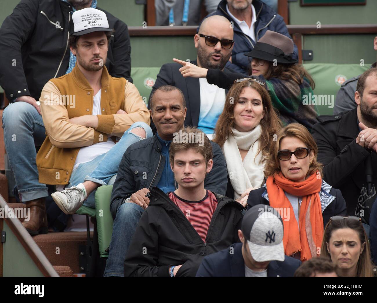 Jerome Commandeur et Melanie Bernier, Pascal Legitimus avec son épouse Adriana Santini, Emmanuelle Devos avec son fils Raphael au VIP Tribune lors de l'Open de tennis français à l'arène Roland-Garros à Paris, France, le 1er juin 2016. Photo de Laurent Zabulon/ABACAPRESS.COM Banque D'Images