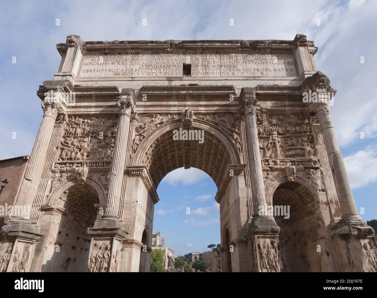 Arc triomphal de Septimius Severus dans le Forum romain de Rome, vu dans une perspective oblique Banque D'Images