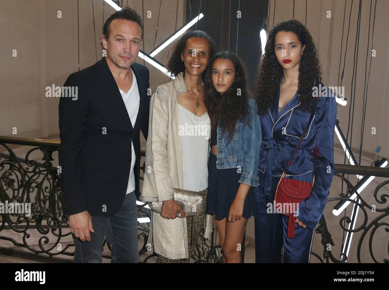 Vincent Perez, sa femme Karine Silla et leurs filles ont assisté au lancement de New Fragrances Zadig & Voltaire à Paris, France, le 9 juin 2016. Photo de Jerome Dominé/ABACAPRESS.COM Banque D'Images