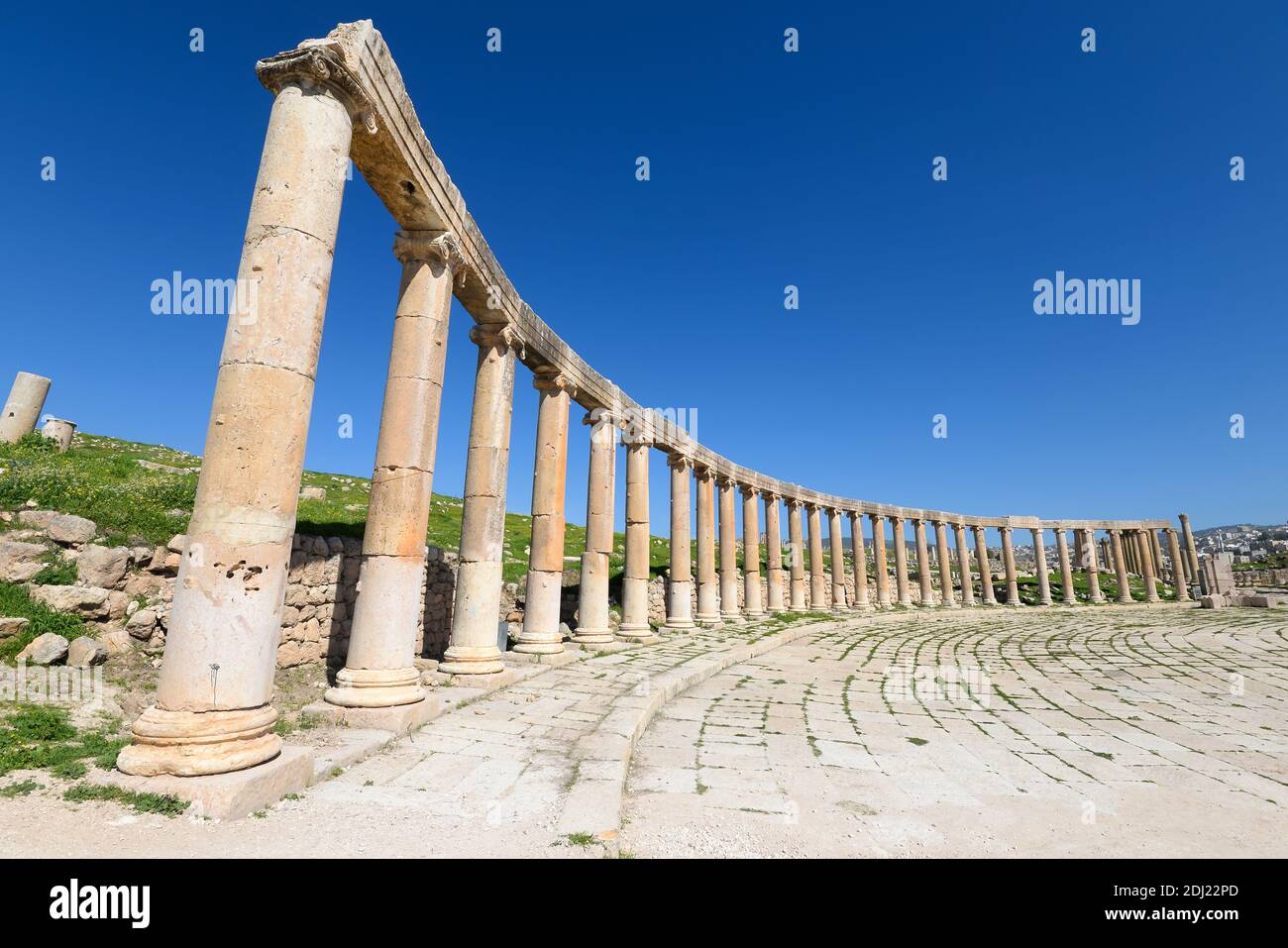 Colonnes ioniques Oval Plaza à Jerash, Jordanie. Colonnade de Jerash place ovale de la vieille ville. Banque D'Images