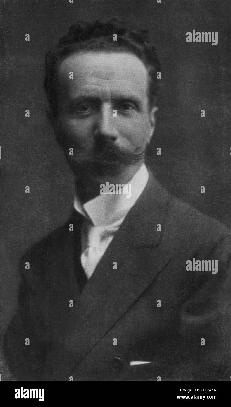 L'écrivain italien, dramaturge et scénariste MARCO PRAGA ( 1862 - 1929 ) , fils d'Emilio Praga , directeur de 1912 à 1915 de la compagnie de théâtre Teatro Manzoni à Milan . - TEATRO - THEATRE - SCRITTORE - WRITER - LETTERATO - LETTERATURA VERISTA - VERISMO - DRAMMATURGO - COMMEDIOGRAFO - portrait - ritratto - baffi - moustache - collier - colletto - cravatta - cravate - écrivain de jeu - écrivain --- Archivio GBB Banque D'Images