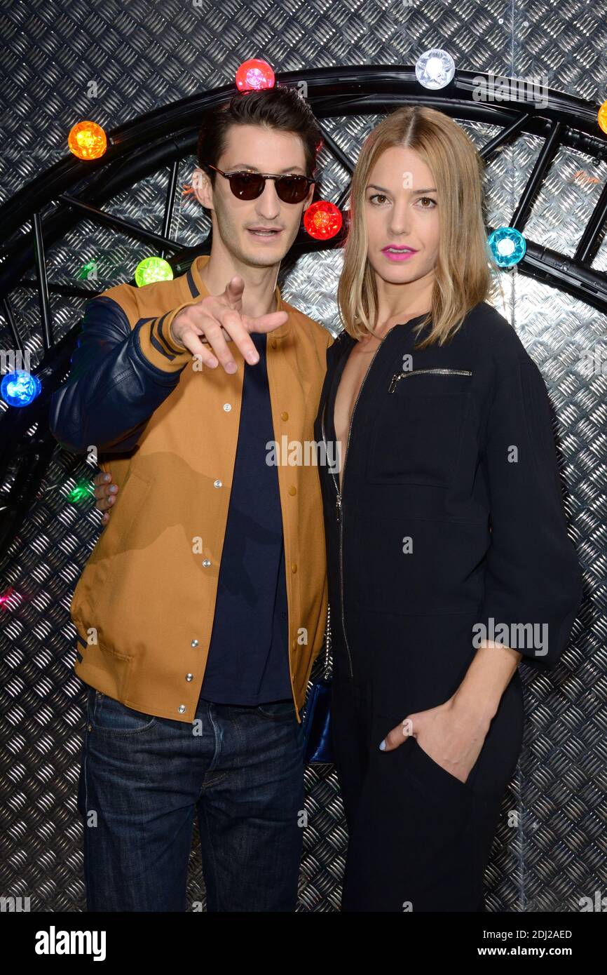 Pierre Niney et Natasha Andrews arrivent au salon Christian Dior Homme lors de la semaine de la mode masculine à Paris le 25 juin 2016 à Paris , France . Photo d'Aurore Marechal/ABACAPRESS.COM Banque D'Images