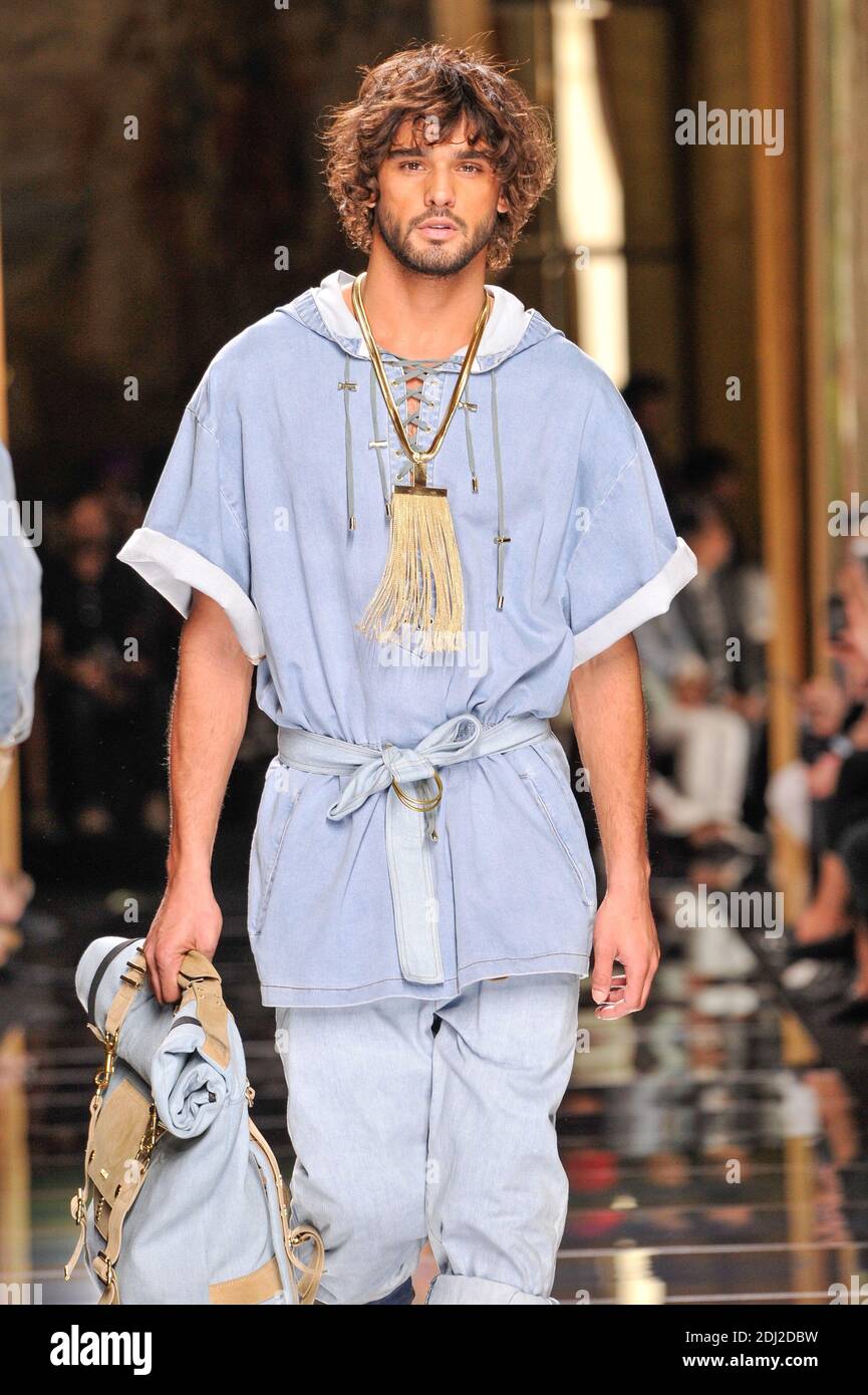 Marlon Teixeira marche sur la piste lors du salon Balmain pour hommes Printemps/été 2017 conçu par Stephanie Hahn dans le cadre de la semaine de la mode de Paris le 25 juin 2016 à Paris, France. Photo d'Alain Gil-Gonzalez/ABACAPRESS.COM Banque D'Images