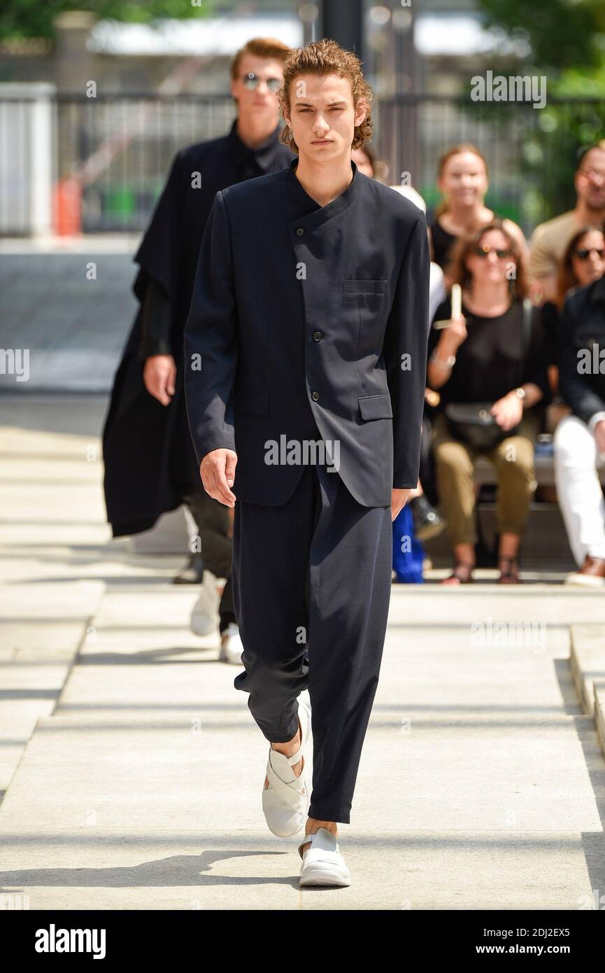 Un modèle marche sur la piste pendant le salon Issey Miyake hommes vêtements pour hommes