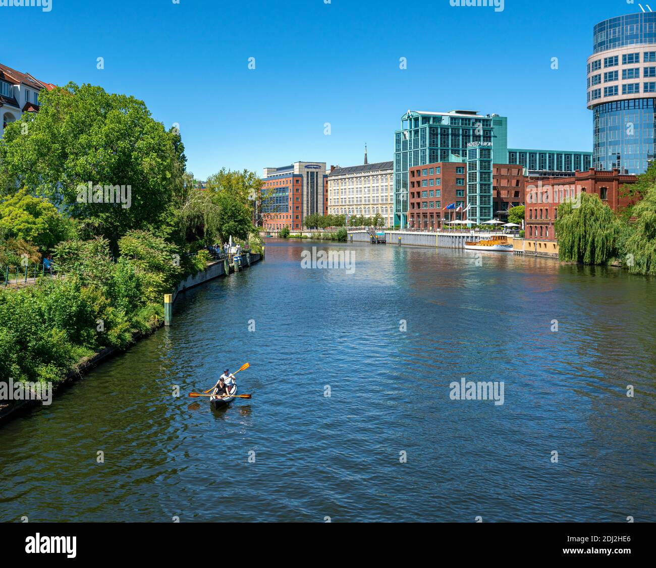 Pagayeurs sur la Spree à Spreebogen à Berlin Moabit Banque D'Images