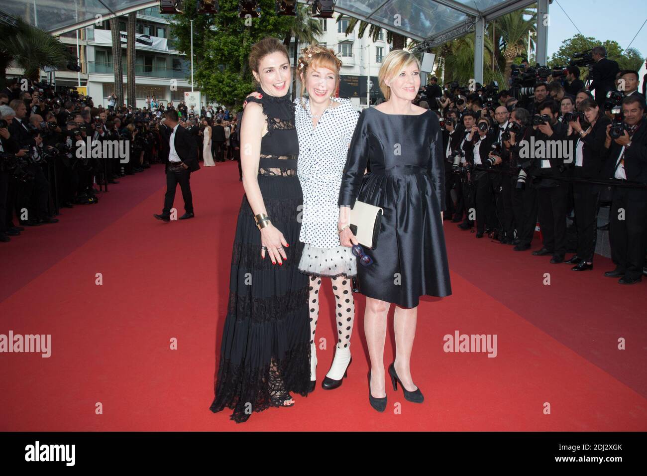 Julie Gayet, Julie Depardieu, Chantal Ladessou - CANNES 2016 - MONTEE DES MARCHES DU FILM « LA FILLE INCONNUE » photo de Nasser Berzane/ABACAPRESS.COM Banque D'Images