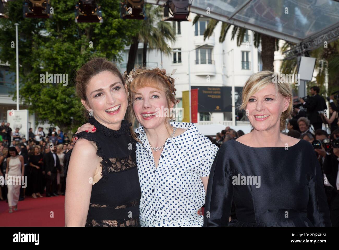 Julie Gayet, Julie Depardieu, Chantal Ladessou - CANNES 2016 - MONTEE DES MARCHES DU FILM « LA FILLE INCONNUE » photo de Nasser Berzane/ABACAPRESS.COM Banque D'Images