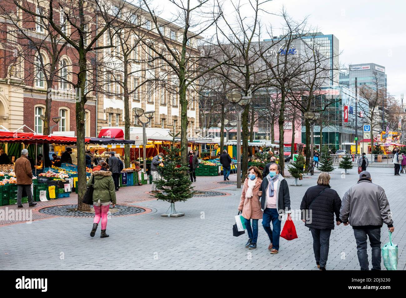 Masque requis dans la zone piétonne à l'approche de Noël pendant la pandémie du coronavirus, ici le marché des agriculteurs dans le centre-ville de Duisburg Banque D'Images