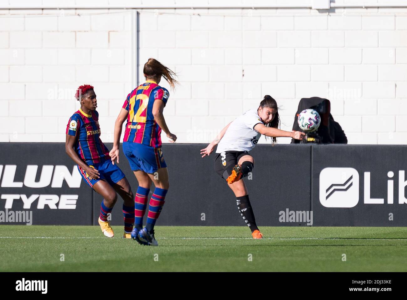 Valence, Espagne. 12 décembre 2020. Cristina Cubedo de Valence vue en action pendant le match de football espagnol de la Liga Femenina entre Valencia CF et FC Barcelone au stade Antonio Puchades.(finale; Valencia CF 0:7 FC Barcelone). Crédit : SOPA Images Limited/Alamy Live News Banque D'Images