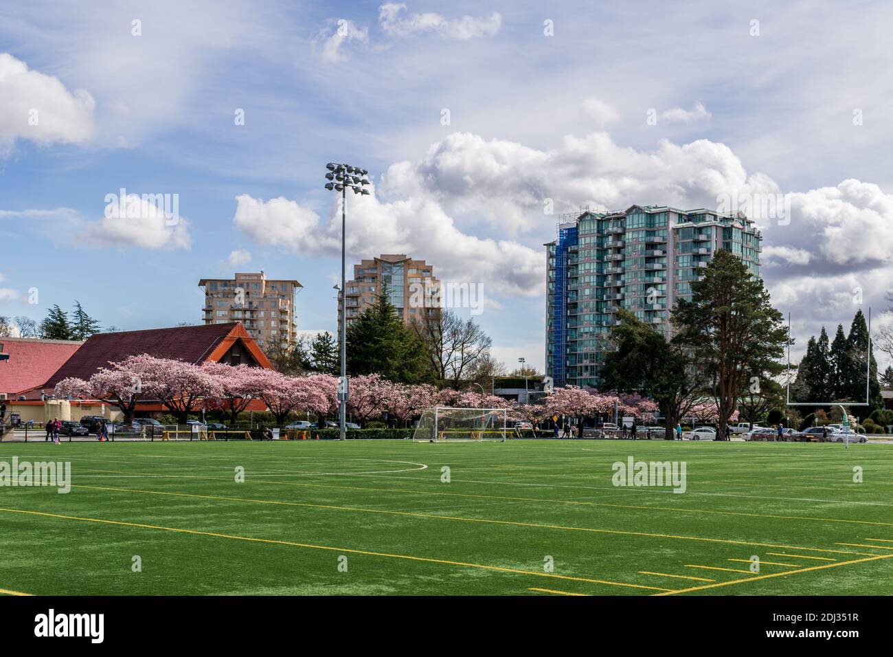 RICHMOND, CANADA - 31 MARS 2020 : terrain vert du stade à Minoru Arenas, heure du printemps. Banque D'Images