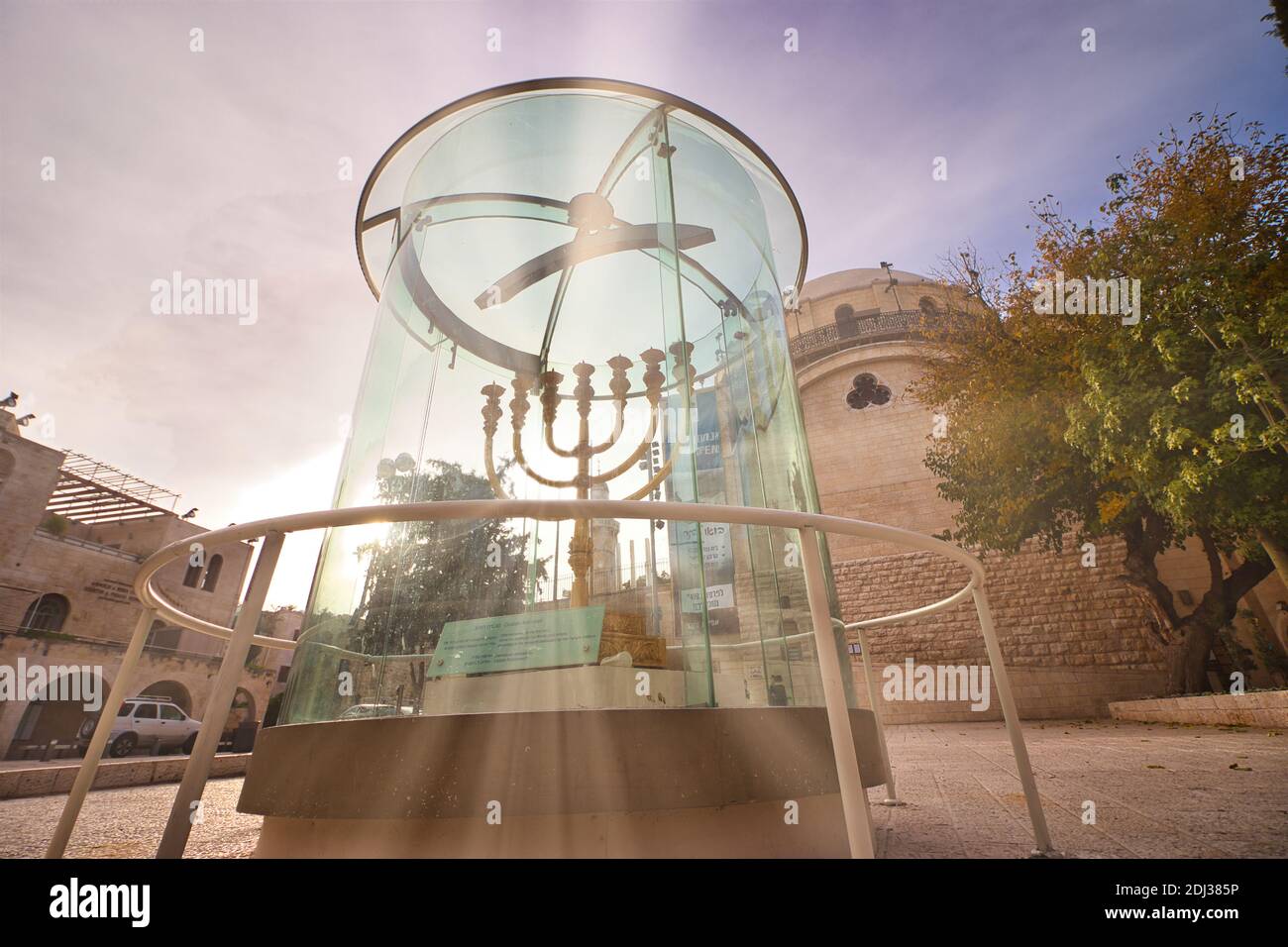 jérusalem, israël. 04-12-2020. La ménorah dorée dans le quartier juif, la synagogue 'hahurva' est en arrière-plan Banque D'Images