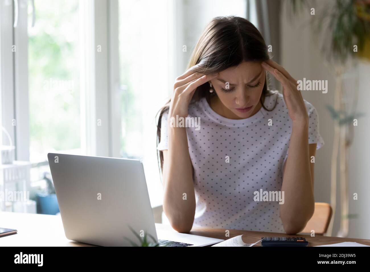 Gros plan une femme frustrée vérifiant les finances, ayant des problèmes avec l'argent Banque D'Images