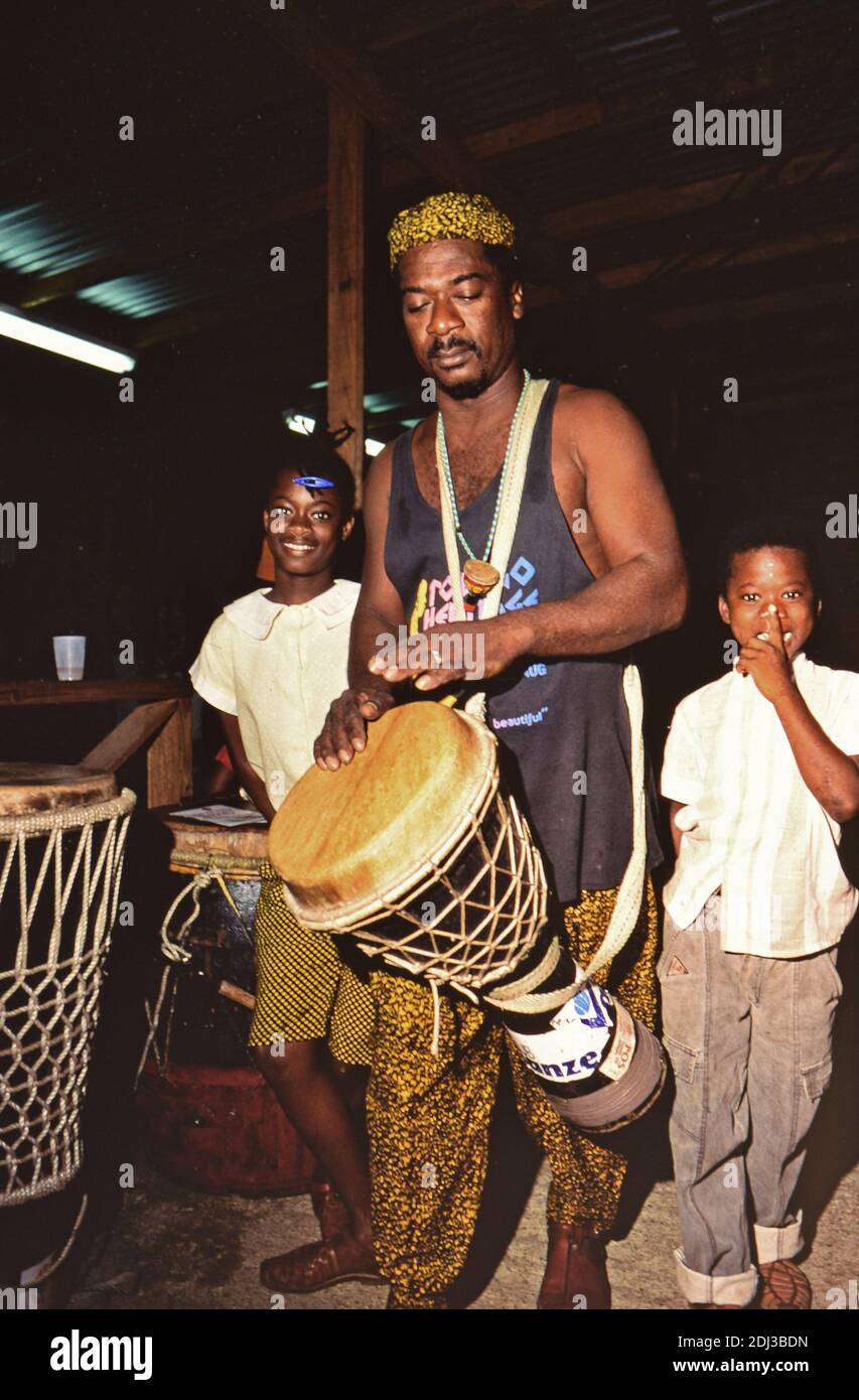 Années 1990 Trinité-et-Tobago - Tobago Heritage Festival - batteur professionnel avec ses enfants et tambour fait à la main ca. 1992 Banque D'Images