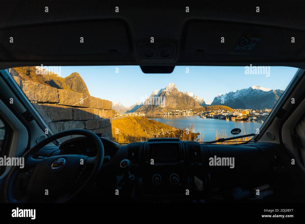 Vue depuis le pare-brise du campervan sur la Reine avec le Fjord au lever du soleil, cabines colorées, Reine, Lofoten, Norvège Banque D'Images