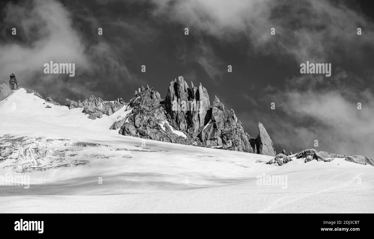 Pics rocheux sortant de la couverture de neige, Glacier du Tour, glaciers et sommets de montagne, paysage alpin, Chamonix, haute-Savoie, France Banque D'Images