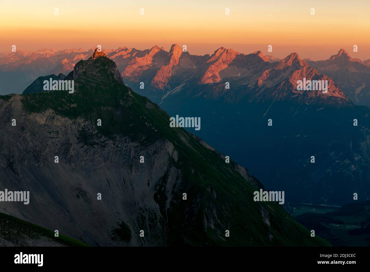 Sommet du Pfeilspitze en premier plan et Hornbachkette en arrière-plan au lever du soleil, Elmen, Lechtaler Alpen, Ausserfern, Tyrol, Autriche Banque D'Images