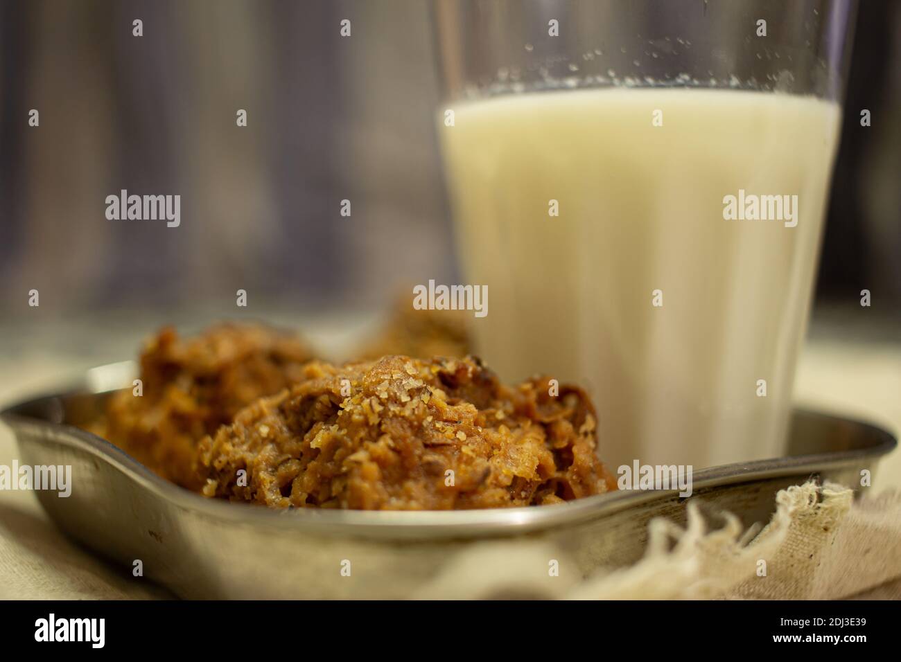 Vue sur les biscuits croquants à la noix de coco et le lait chaud dans un verre. Banque D'Images