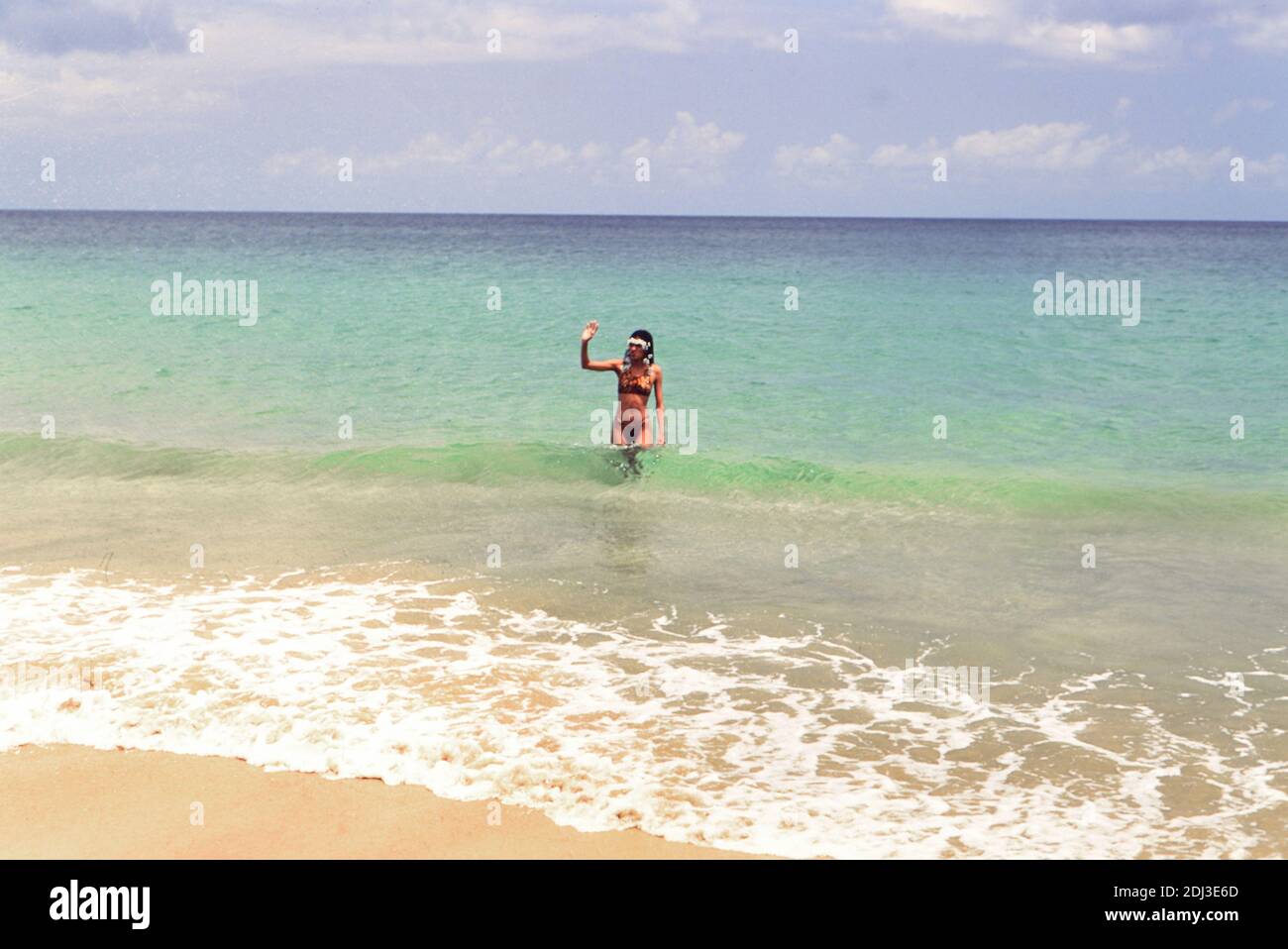 Années 1990 Trinité-et-Tobago - femme en surf de Stone Haven Bay à Tobago ca. 1998 Banque D'Images