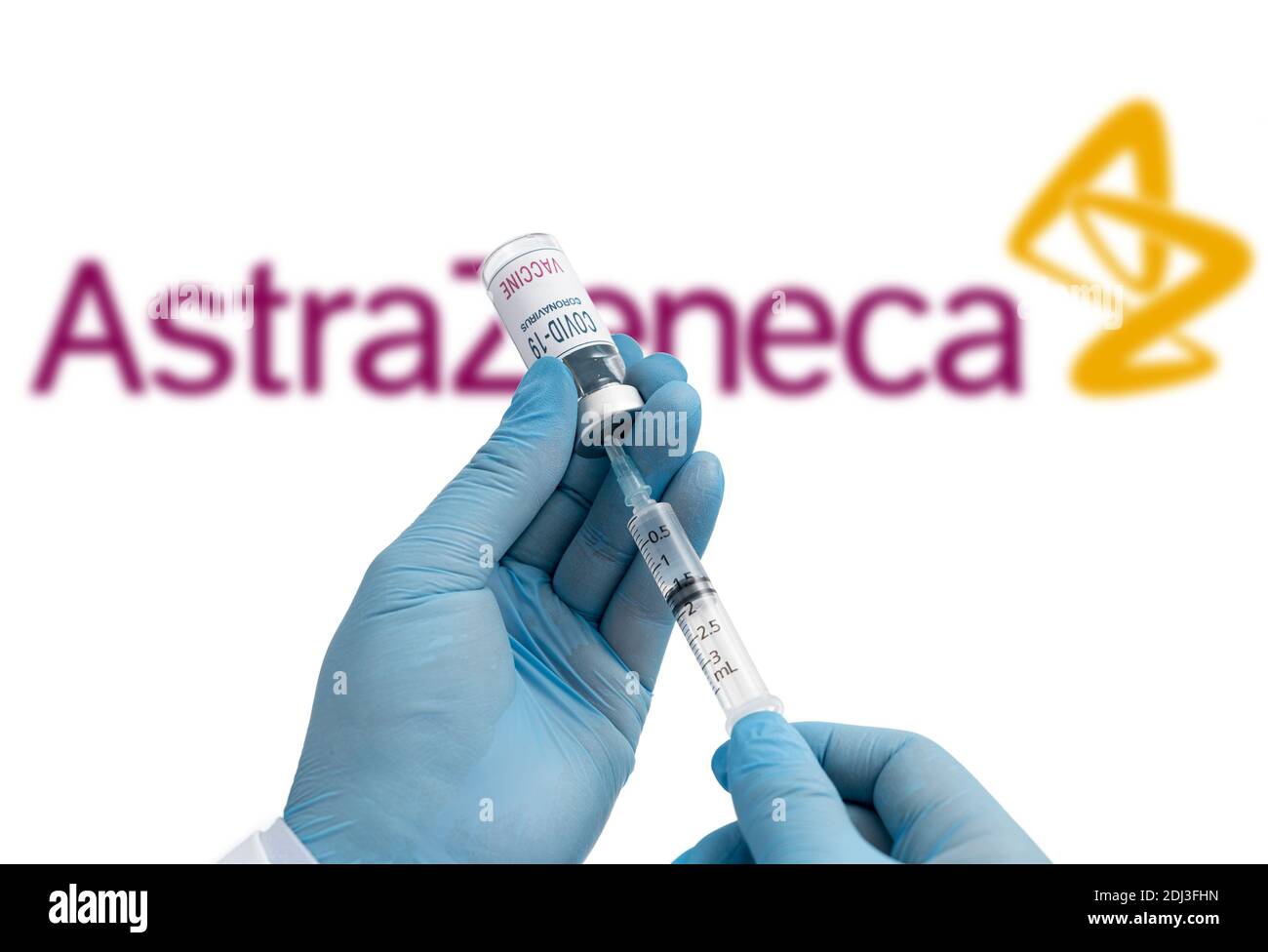 Séoul, Corée du Sud-décembre 2020 : concept de vaccin COVID-19. Les mains du personnel médical tenant la seringue et le flacon, le logo de la société AstraZeneca sur t Banque D'Images