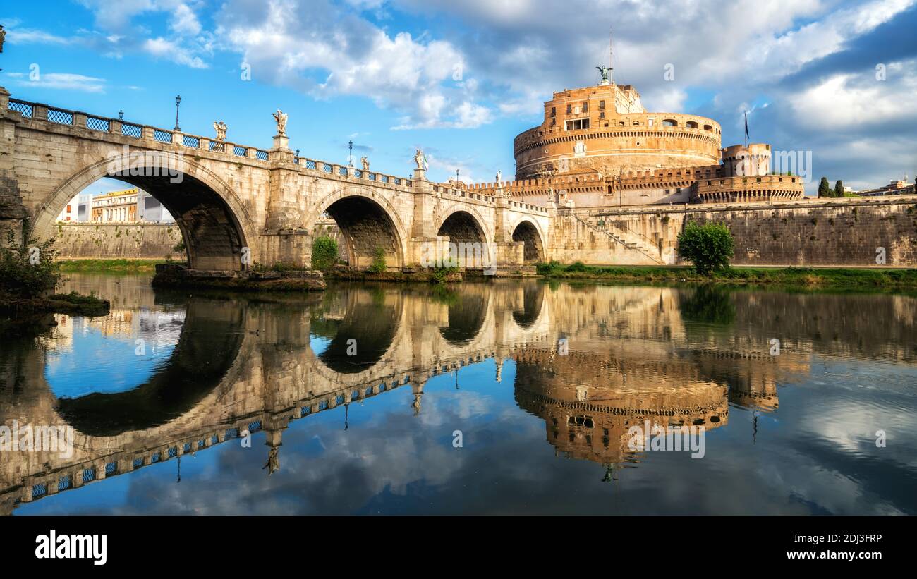 Castel Sant'Angelo ou Mausolée d'Hadrien à Rome Italie, construit dans la Rome ancienne, il est maintenant la célèbre attraction touristique de l'Italie. Castel Sant'Angelo Banque D'Images