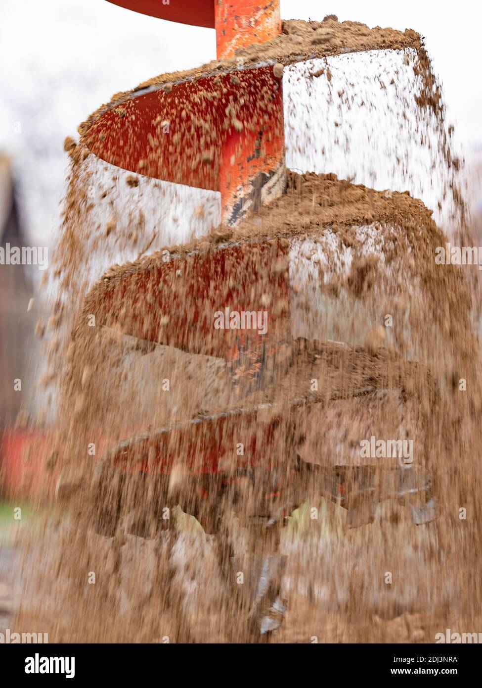 Travaux de construction creusant des fondations dans le champ. Préparation de la base du bâtiment. Travail de la terre Banque D'Images
