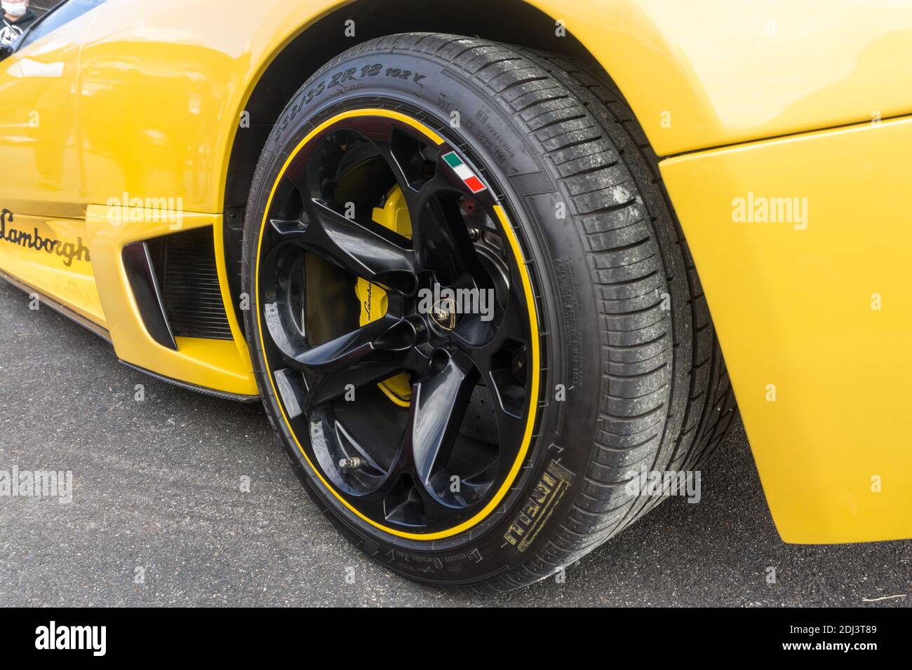 Gros plan sur la roue en alliage Hercules noir brillant RIM sur un jaune Lamborghini Murciélago LP 640 Banque D'Images