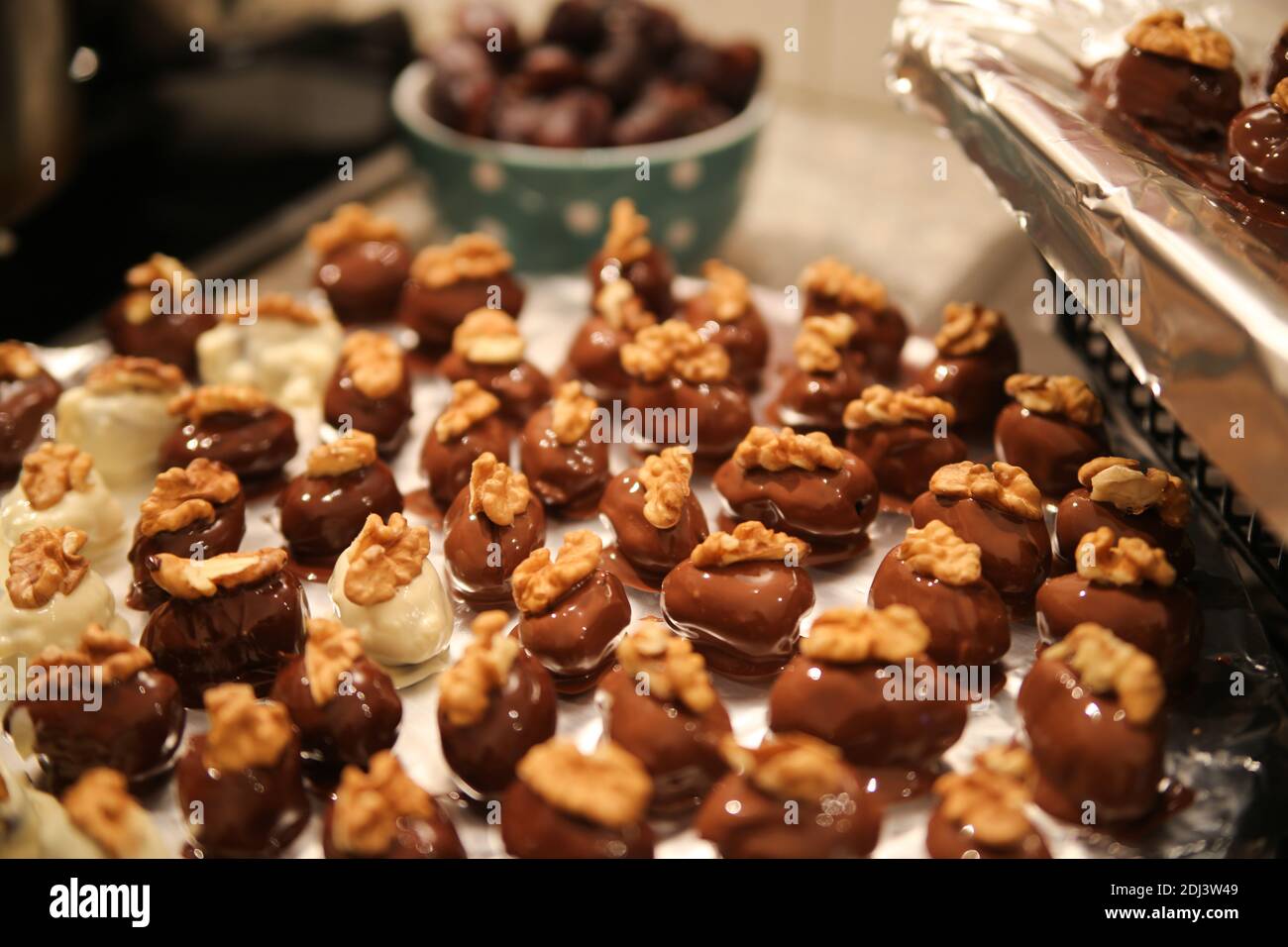 Gros plan du plateau dans la cuisine allemande avec le groupe frais pralines de marzipan de noix de figues brillantes faites maison Banque D'Images