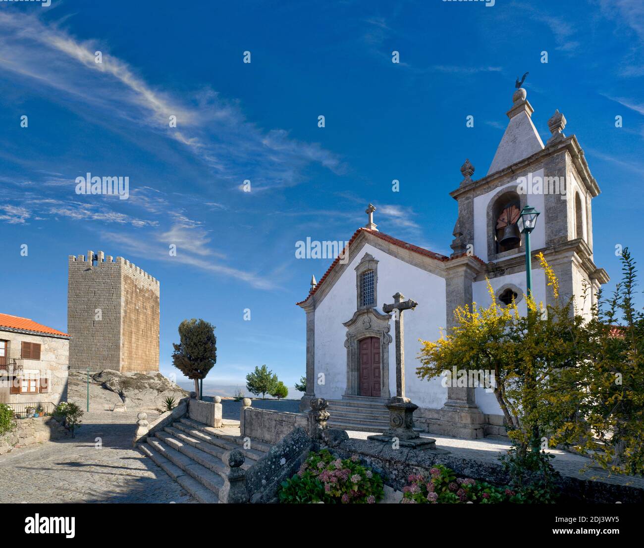 Portugal, la Beira Alta, l'église de Linhares et le château médiéval Banque D'Images