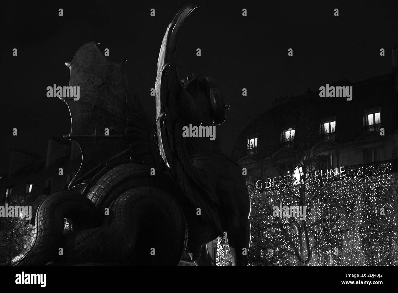PARIS, FRANCE - 2 DÉCEMBRE 2018 : vue nocturne de la place Saint Michel avec dragon (détail de la fontaine Saint Michel) et une des librairies Gibert Jeune Banque D'Images