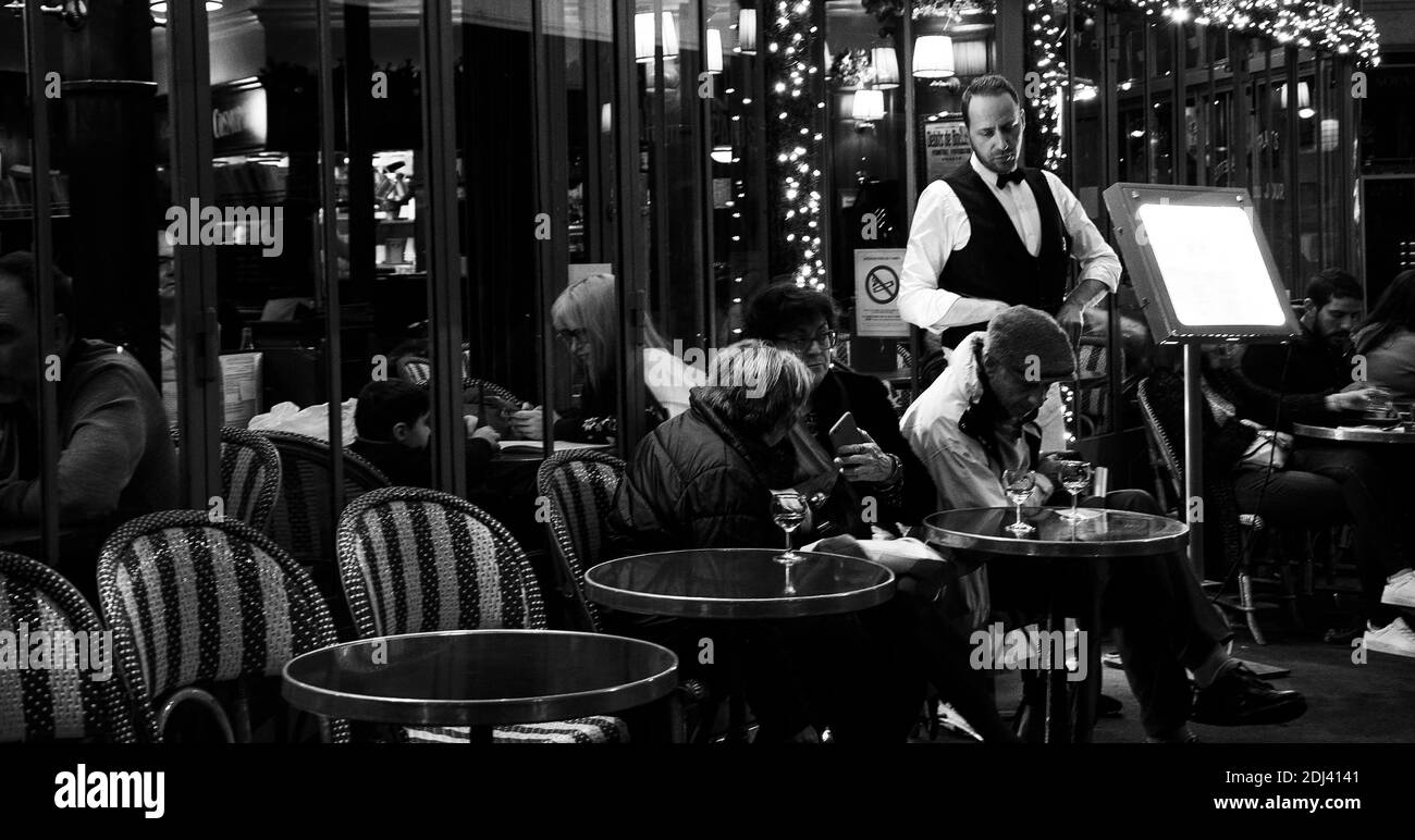 PARIS, FRANCE - 2 DÉCEMBRE 2018 : les Parisiens et les touristes se font boire le soir au café Panis (déjà décoré pour Noël) situé près de notre-Dame Banque D'Images