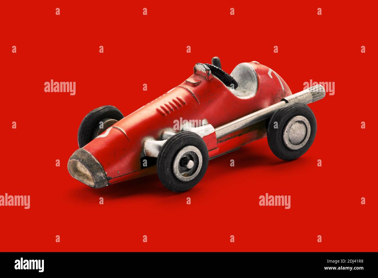 Voiture de course rouge vintage, vue latérale sur fond rouge Banque D'Images Voiture de course rouge vintage, vue latérale sur fond rouge Banque D'Images