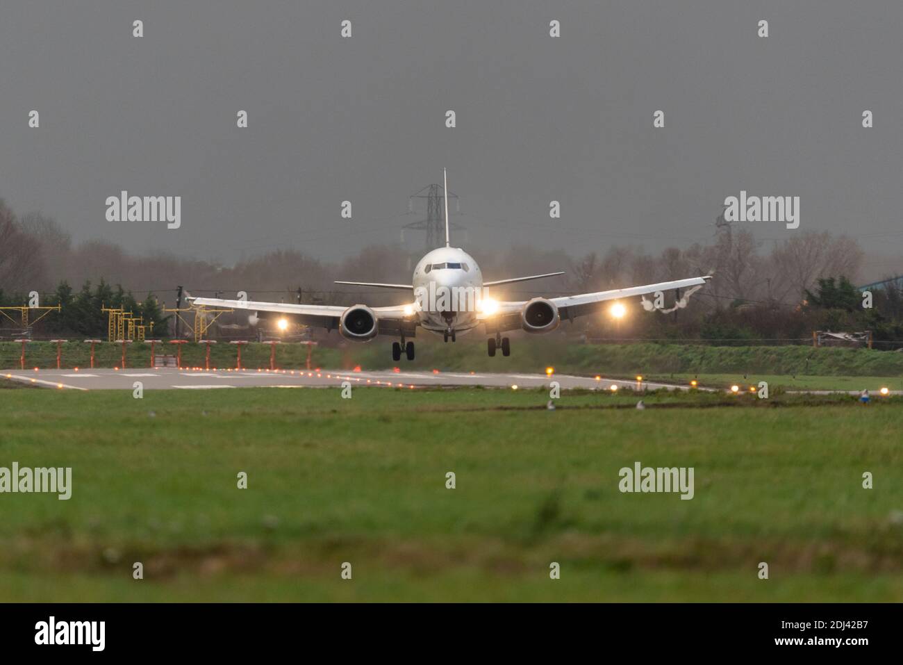 ASL Airlines Ireland Boeing 737 à l'aéroport Southend de Londres, Essex, Royaume-Uni, le jour de décembre froid et humide. Atterrissage en diagonale avec des serpentins à condensation Banque D'Images