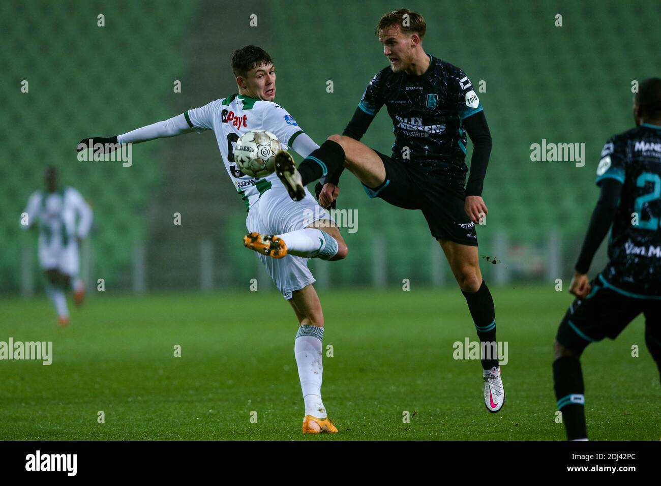 GRONINGEN, PAYS-BAS - DÉCEMBRE 12: G-R: Jorgen Strand Larsen du FC Groningen, Melle Meulensteen du RKC Waalwijk pendant le match néerlandais Eredivisie b Banque D'Images