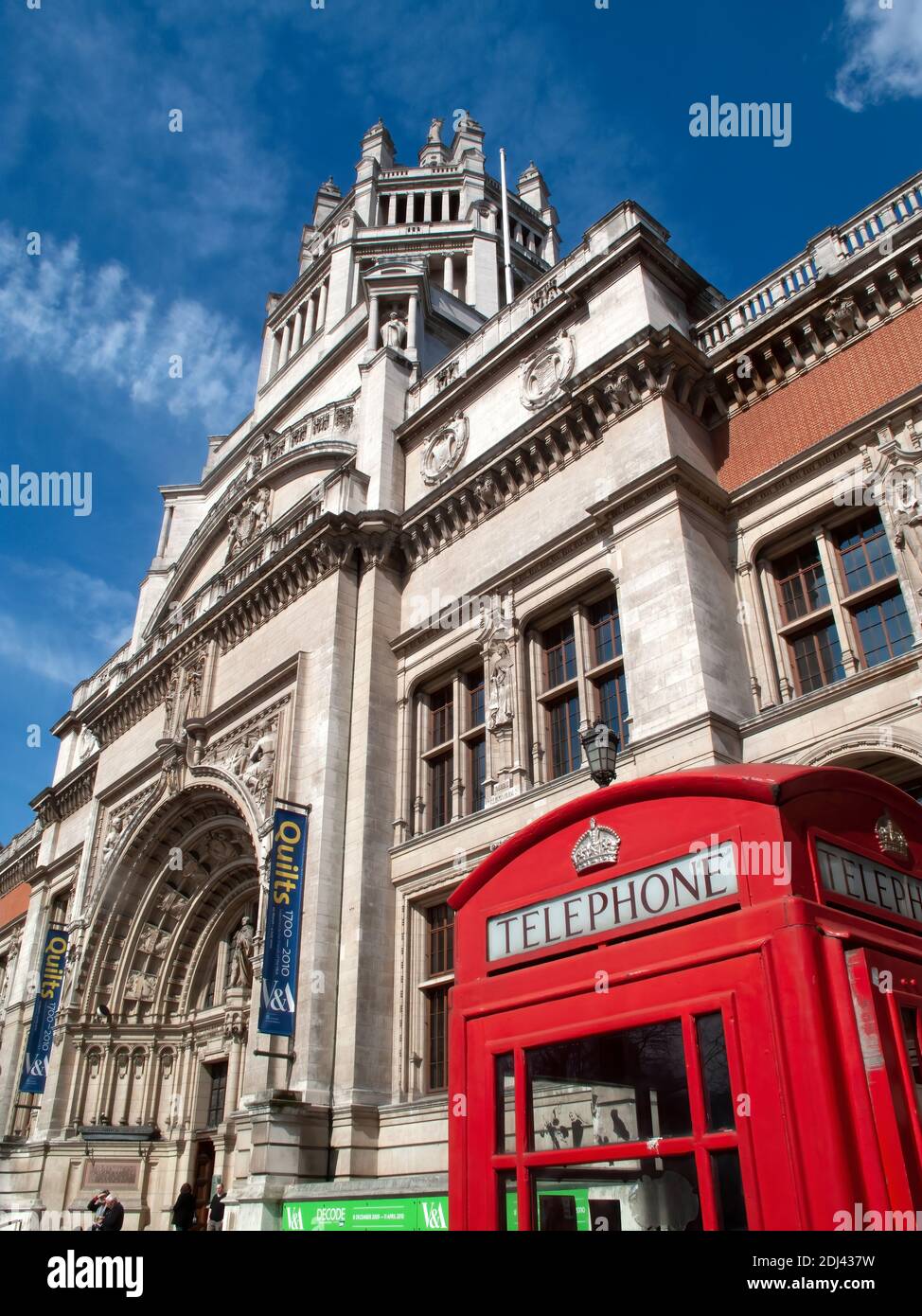 Londres, Royaume-Uni, 11 avril 2010 : l'Académie royale des arts de Burlington House Piccadilly, qui est une destination touristique populaire Landmar Banque D'Images