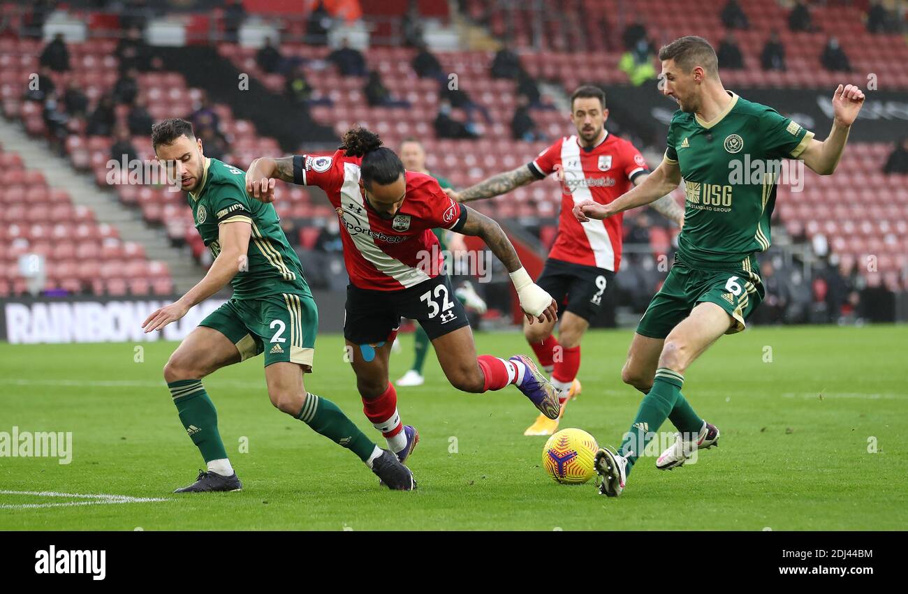 Theo Walcott (au centre) de Southampton combat avec George Baldock (à gauche) de Sheffield United et Chris Basham lors du match de la Premier League au stade St Mary's, à Southampton. Banque D'Images