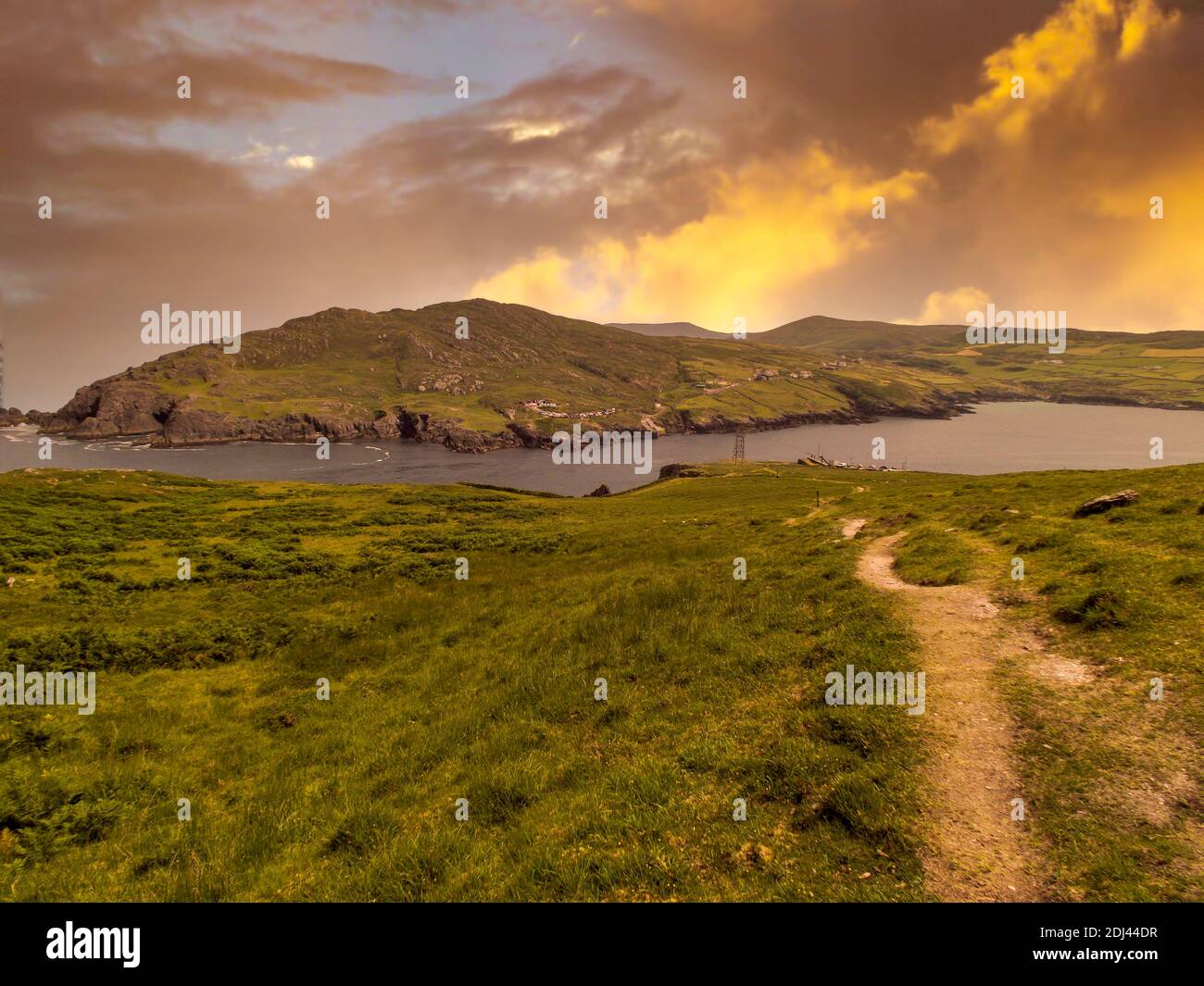 Vue de l'île Dursey vers la péninsule de Beara dans le comté de Cork, en Irlande. Banque D'Images