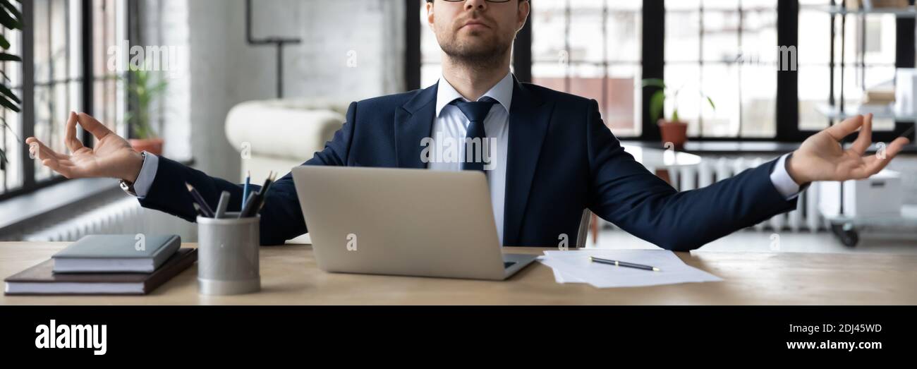 Bannière horizontale calme homme d'affaires méditant, pratiquant le yoga au bureau Banque D'Images