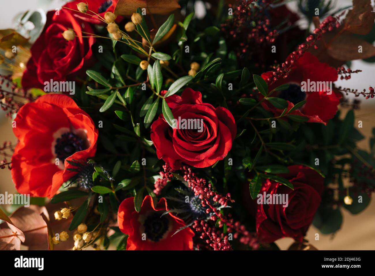 Élégant bouquet de fleurs arrangement par fleuriste dans une boîte préparée pour le transport sur une table en bois Banque D'Images
