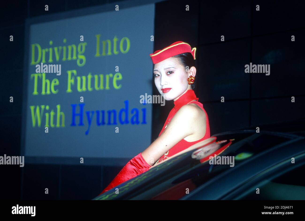 Modèle sur le stand Hyundai au Beijing Motor Show, Chine, juin 1996. Banque D'Images