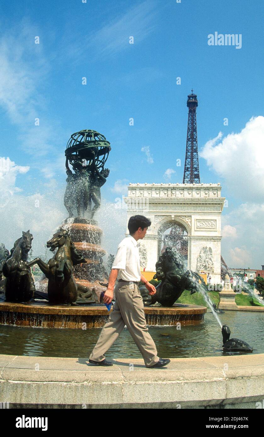 Répliques de l'Arc de Triomphe et de la Tour Eiffel, Parc à thème Window of the World, Shenzhen, Guangdong, Chine, 1995 Banque D'Images