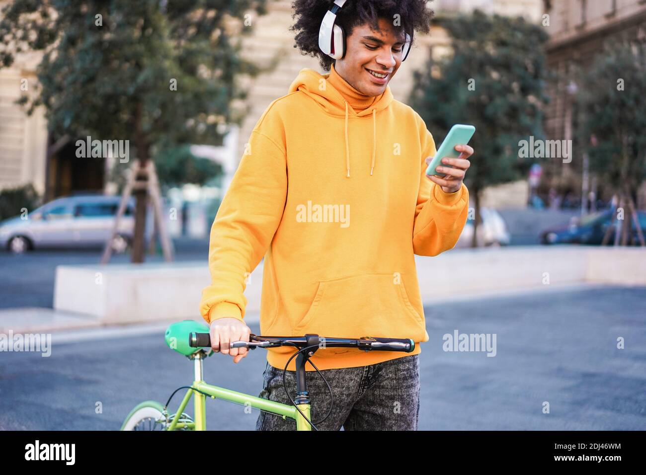 Application de musique de liste de lecture pour jeune cycliste du millénaire avec téléphone mobile Application dans la ville - Focus sur le visage Banque D'Images