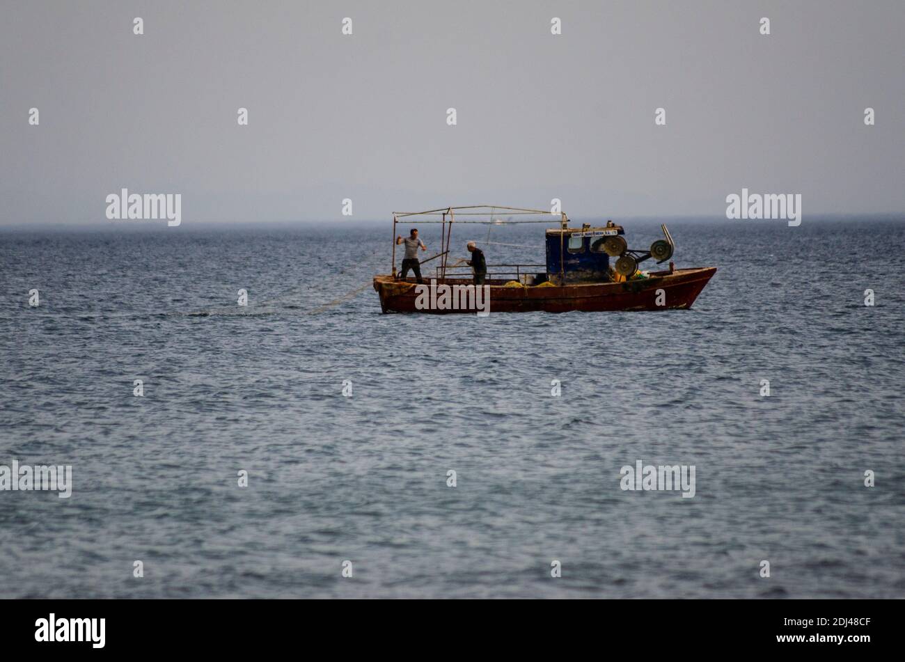 ALEXANDROUPOLI, GRÈCE - 19 mai 2020 - des pêcheurs côtiers travaillent sur la mer Égée au large d'Alexandroupoli, Evros, Grèce - photo : Geopix Banque D'Images