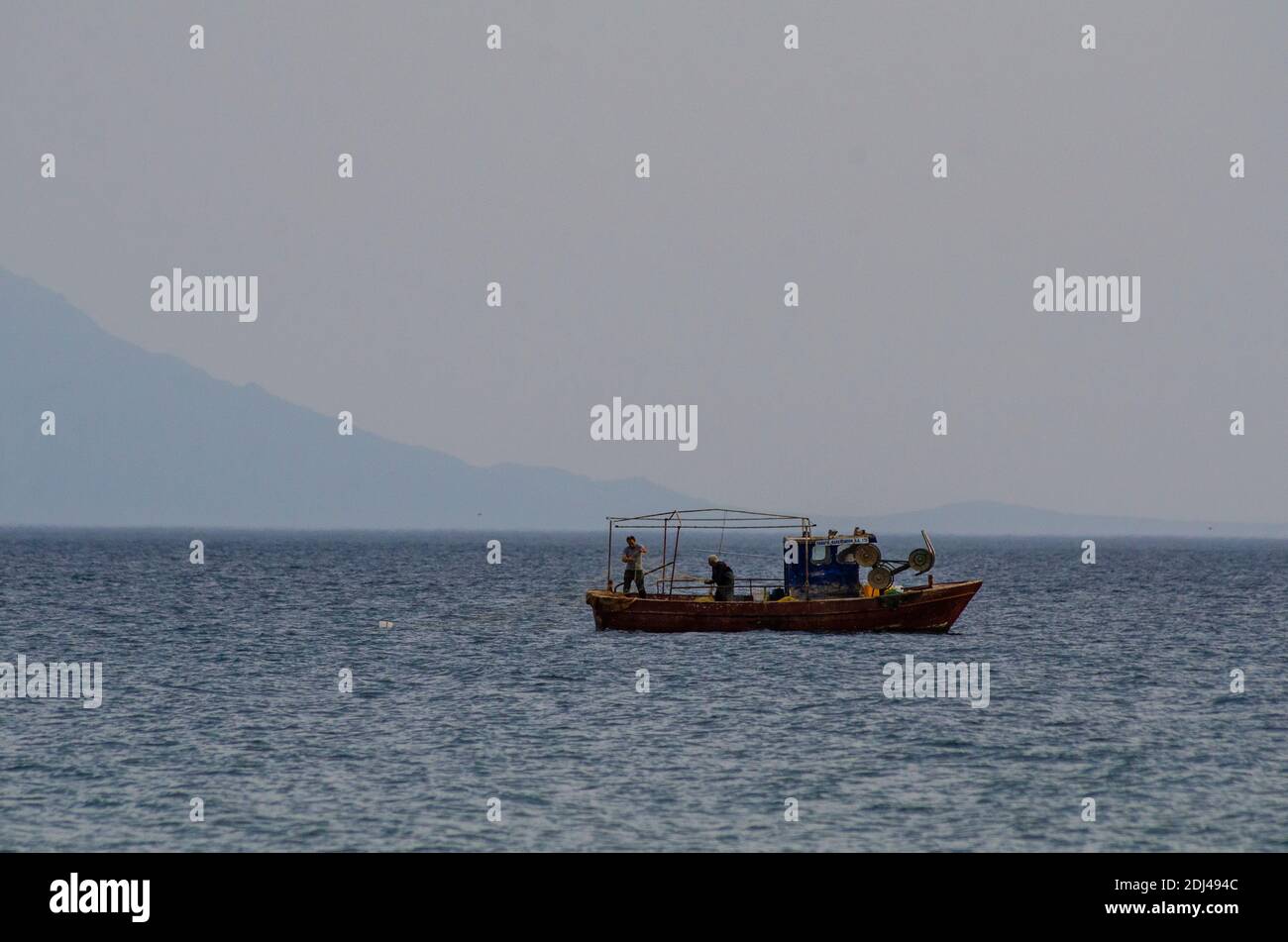 ALEXANDROUPOLI, GRÈCE - 19 mai 2020 - des pêcheurs côtiers travaillent sur la mer Égée au large d'Alexandroupoli, Evros, Grèce - photo : Geopix Banque D'Images