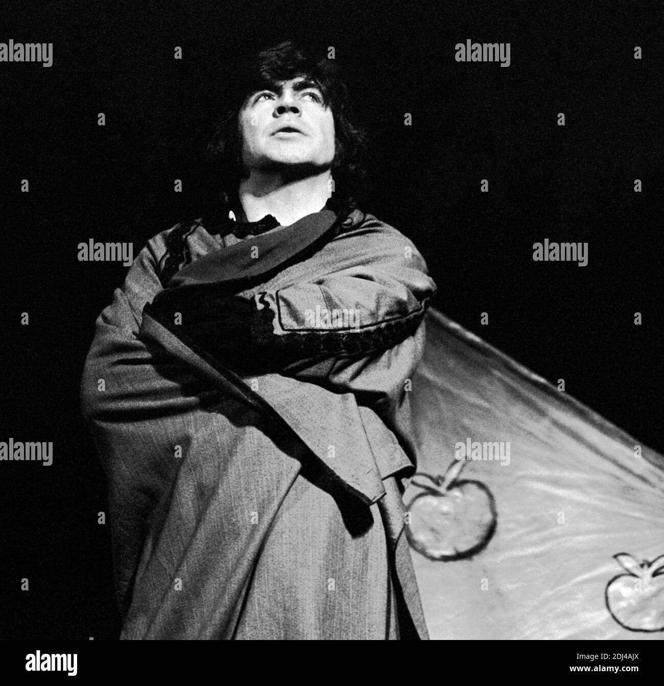 Alan Bates (Hamlet) dans UN HAMEAU par Shakespeare au Cambridge Theatre, Londres WC2 11/01/1971 un Nottingham Playhouse conception de production: William Dudley éclairage: Nick Chelton réalisateur: Anthony page Banque D'Images