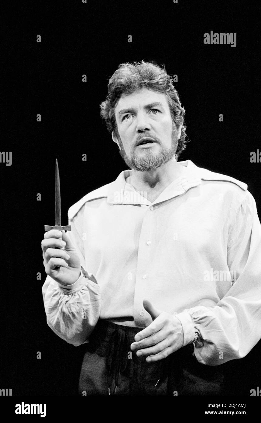 Albert Finney (Hamlet) au HAMEAU de Shakespeare au Théâtre National (NT), The Old Vic, Londres SE1 10/12/1975 musique: Harrison Birtwistle design: John Bury éclairage: David Hersey combats: William Hobbs réalisateur: Peter Hall Banque D'Images