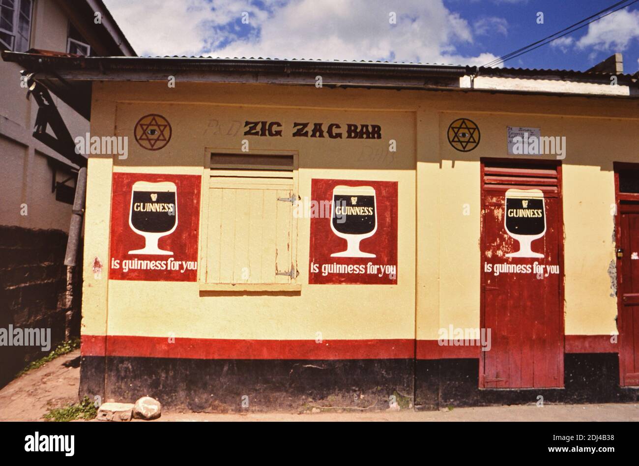 Années 1990 Sainte-Lucie (Caraïbes orientales) - Soufrière Sainte-Lucie : une touche locale sur le slogan « Guinness is good for you » à l'extérieur d'un bar local / pub ca. 1991 Banque D'Images