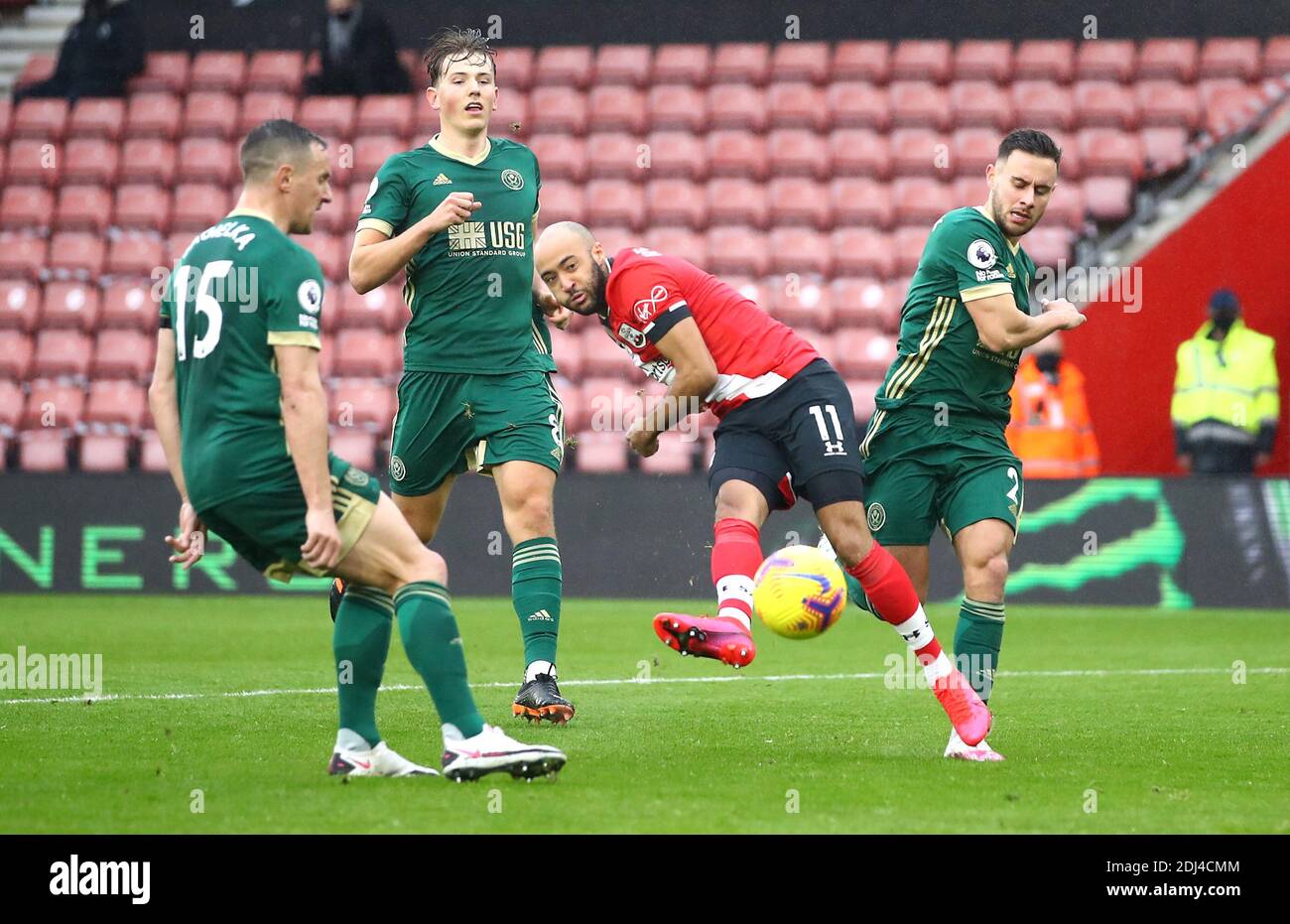 Nathan Redmond, de Southampton (au centre), marque le troisième but de son équipe lors du match de la Premier League au stade St Mary's, à Southampton. Banque D'Images Nathan Redmond, de Southampton (au centre), marque le troisième but de son équipe lors du match de la Premier League au stade St Mary's, à Southampton. Banque D'Images