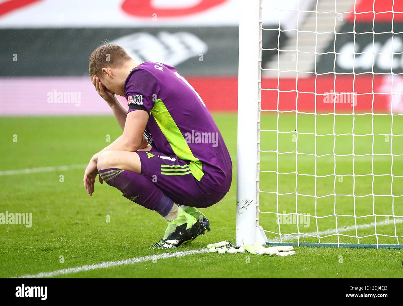 Aaron Ramsdale, gardien de but de Sheffield United, semble abattu après le coup de sifflet final lors du match de la Premier League au stade St Mary's, à Southampton. Banque D'Images Aaron Ramsdale, gardien de but de Sheffield United, semble abattu après le coup de sifflet final lors du match de la Premier League au stade St Mary's, à Southampton. Banque D'Images