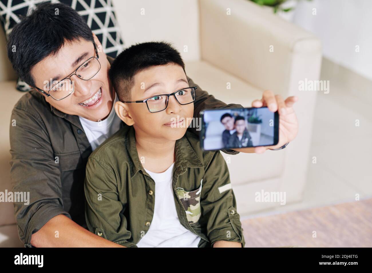 Père et fils prenant selfie Banque D'Images